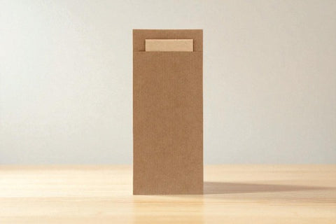 Bestekzakje pochette kraft met beige servet