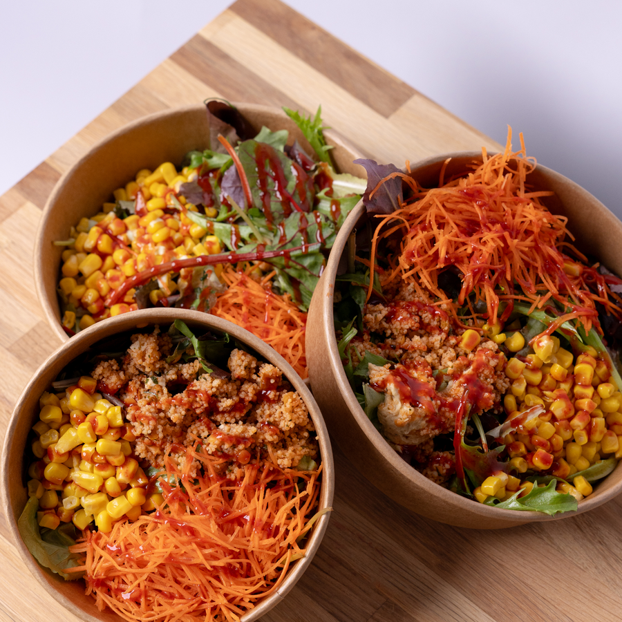 Gevulde salade bowls van kraft karton