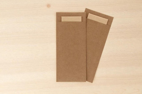 Bestekzakje pochette kraft met beige servet