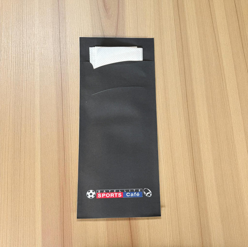 Bestekzakje pochette zwart met wit servet SATELLITE SPORTSCAFE