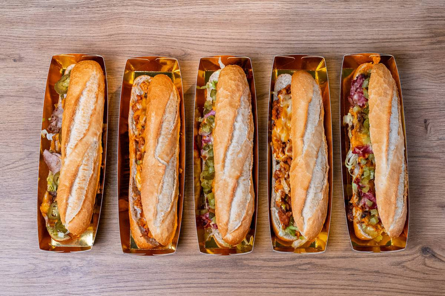 Gouden broodjesbakjes met belegde broodjes